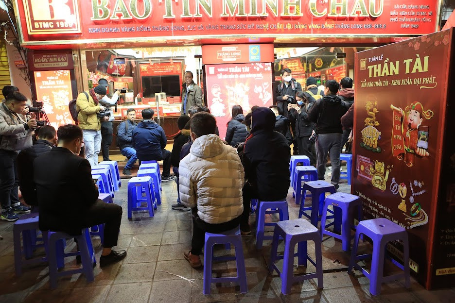 Theo ghi nhận của phóng viên dù thời tiết khá lạnh nhưng vào khoảng 5h sáng 31/1 đã có nhiều người tới đợi mua vàng tại cửa hàng Bảo Tín Minh Châu (số 15 Trần Nhân Tông).