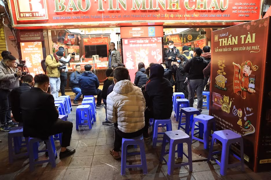 Theo ghi nhận của phóng viên dù thời tiết khá lạnh nhưng vào khoảng 5h sáng 31/1 đã có nhiều người tới đợi mua vàng tại cửa hàng Bảo Tín Minh Châu (số 15 Trần Nhân Tông).