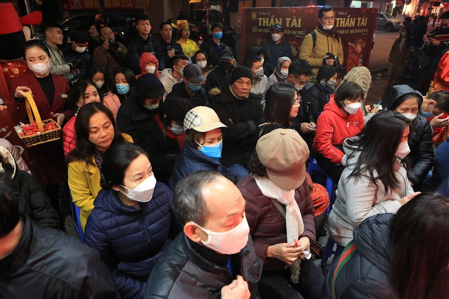 Dậy từ 5h30 sáng và 6h anh Dương đã mua được vàng từ cửa hàng PNJ trên phố Trần Nhân Tông.