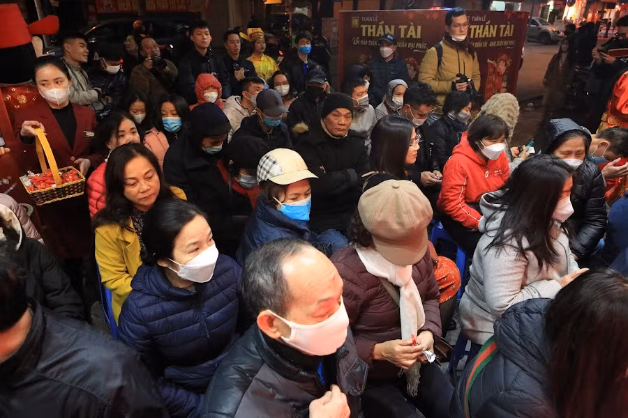 Dậy từ 5h30 sáng và 6h anh Dương đã mua được vàng từ cửa hàng PNJ trên phố Trần Nhân Tông.