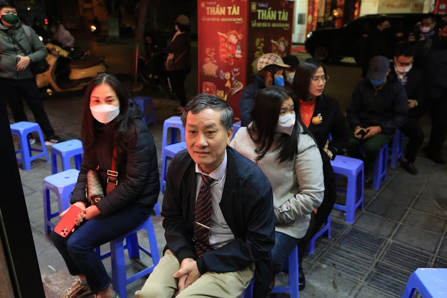 Một trong những người đến sớm nhất là ông Tô Hòa Bình (68 tuổi, Đống Đa). Ông Bình cho biết, ông đã mua vàng cầu may trong ngày Vía Thần Tài trong nhiều năm qua, hôm nay ông phải dậy dậy từ 3h sáng để tới.