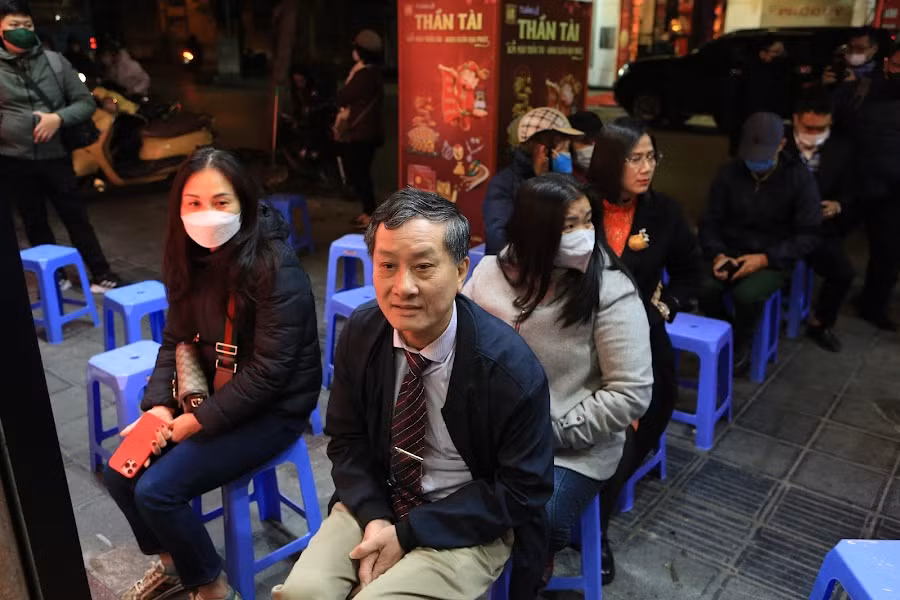 Một trong những người đến sớm nhất là ông Tô Hòa Bình (68 tuổi, Đống Đa). Ông Bình cho biết, ông đã mua vàng cầu may trong ngày Vía Thần Tài trong nhiều năm qua, hôm nay ông phải dậy dậy từ 3h sáng để tới.