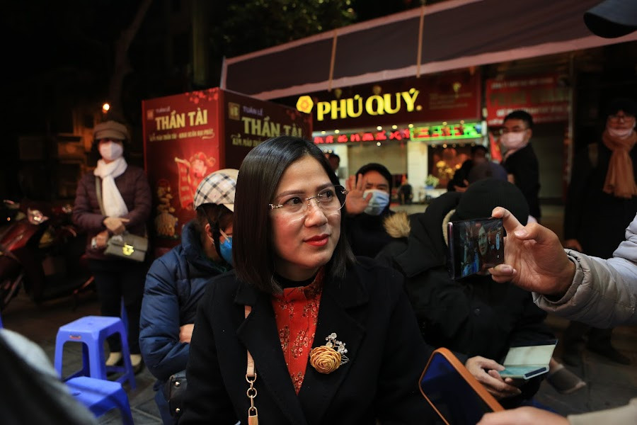 Cũng với mong muốn mua vàng cầu may trong ngày Vía Thần Tài, chị Nguyễn Thị Hảo (Khoái Châu, Hưng Yên) cũng đã tới đây từ 5h sáng.