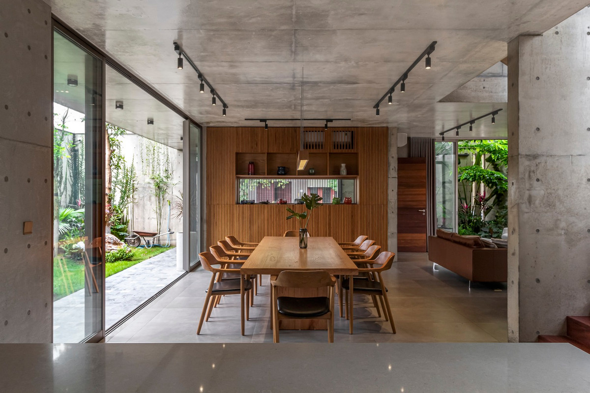 Các không gian bên trong nhà luôn nhìn ra vườn, không có cảm giác như đang ở giữa nhà phố.