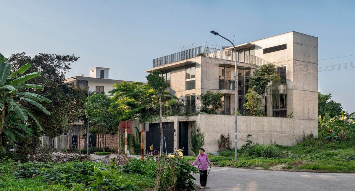 Bắc Giang House là một dự án đặc biệt khi kiến trúc sư thử nghiệm một kết cấu hoàn toàn bằng bê tông. Công trình nằm trong khu đô thị, diện tích đất 14x17 m, mật độ xây dựng 50%.