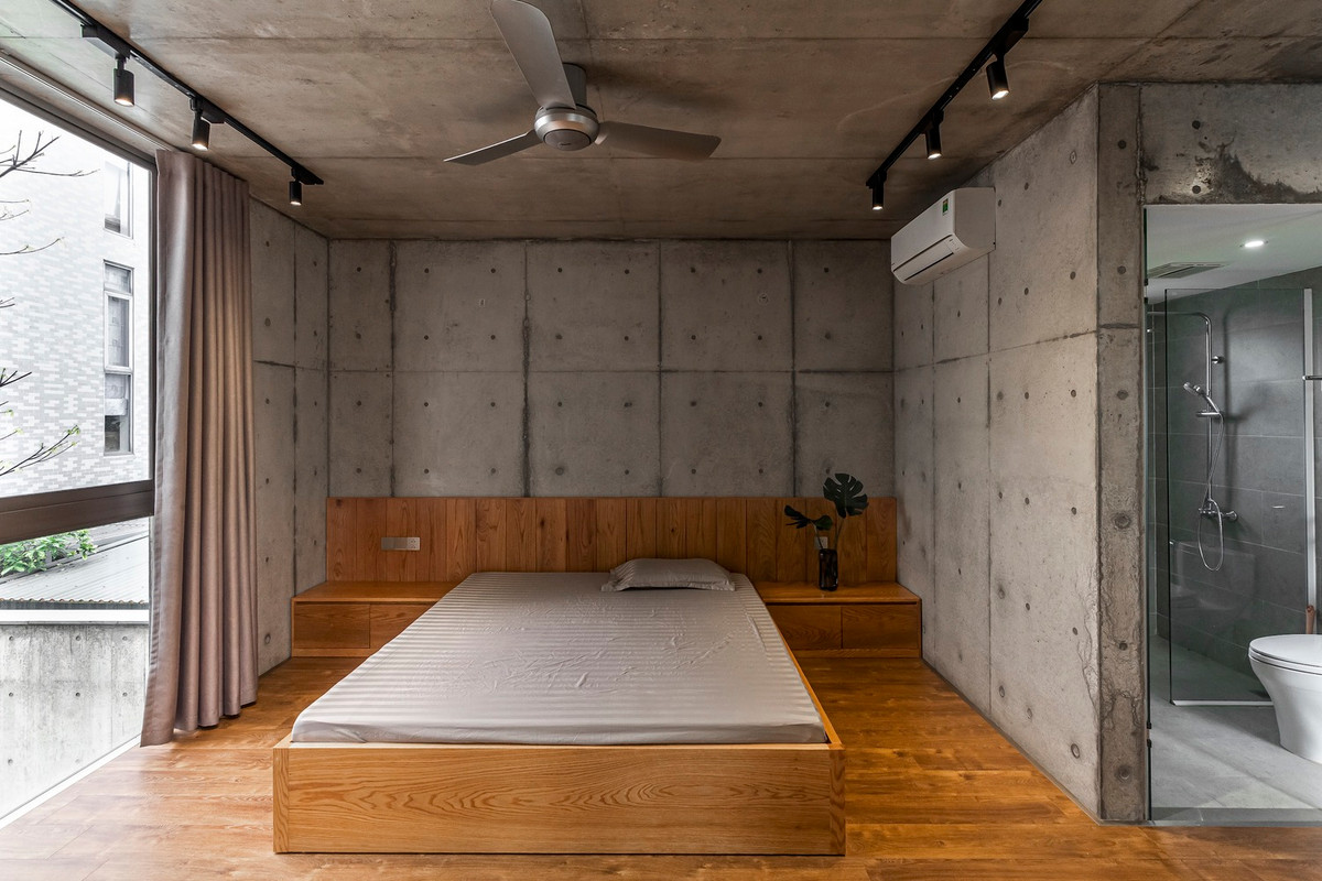 Phòng ngủ tràn ngập ánh sáng tự nhiên.