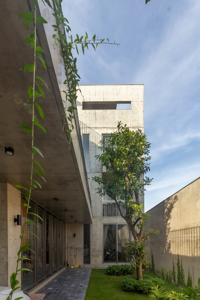 Bê tông trần và cây xanh là sự kết hợp hài hòa, bổ sung cho nhau, tạo cảm giác dễ chịu trong điều kiện khí hậu nóng bức của Việt Nam.