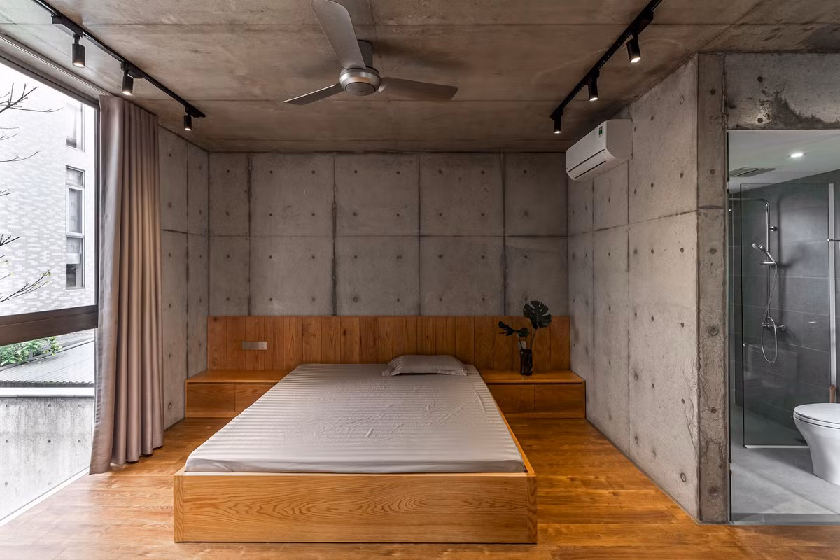 Phòng ngủ tràn ngập ánh sáng tự nhiên.