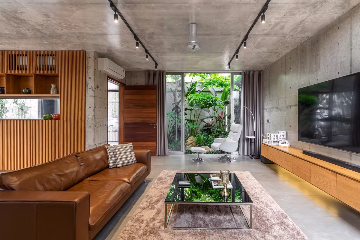 Phương án được lựa chọn là hai khối nhà bố cục xô lệch tạo ra các khoảng vườn xen kẽ với ngôi nhà, tạo sự cân bằng giữa thiên nhiên và kiến trúc.