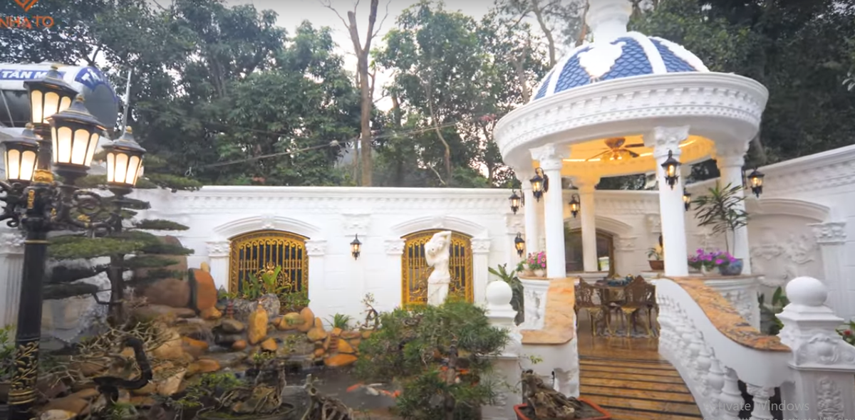 Cạnh bể cá Koi là chòi ngồi thư giãn, vừa uống trà vừa ngắm cá.