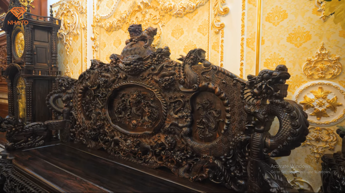 Phòng khách nổi bật với bộ long sàng bằng gỗ mun được chế tác thủ công tại Đồng Kỵ.