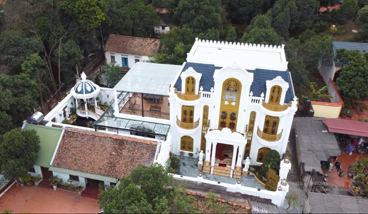 Mới đây, kênh YouTube NhaTo giới thiệu một căn biệt thự hoành tráng tại Tiên Du (Bắc Ninh) được gia chủ xây để báo hiếu cha mẹ ngay trên mảnh đất của tổ tiên.