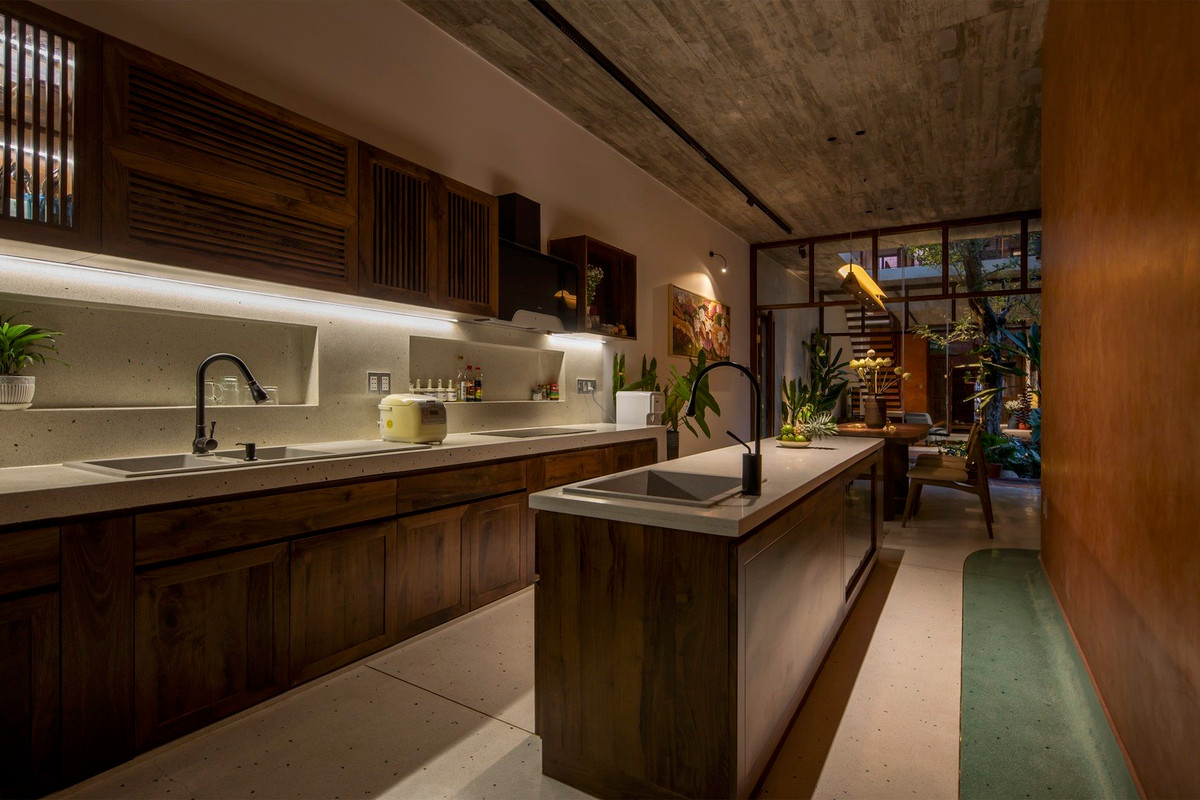 Bếp sử dụng gam màu tối giản, mộc mạc, đem lại cảm giác hoài cổ. Nguồn ảnh: Hoang Le