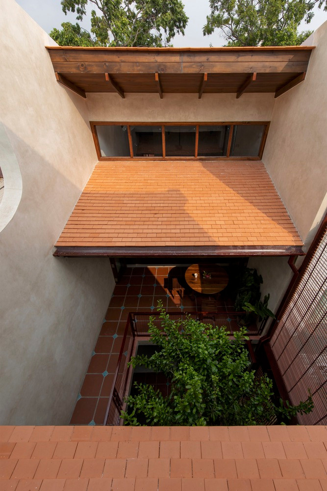 Các không gian trong nhà được sắp xếp theo trình tự: gian thương mại – sân trong – phòng khách – bàn ăn, bếp – sân phụ – phòng ngủ.