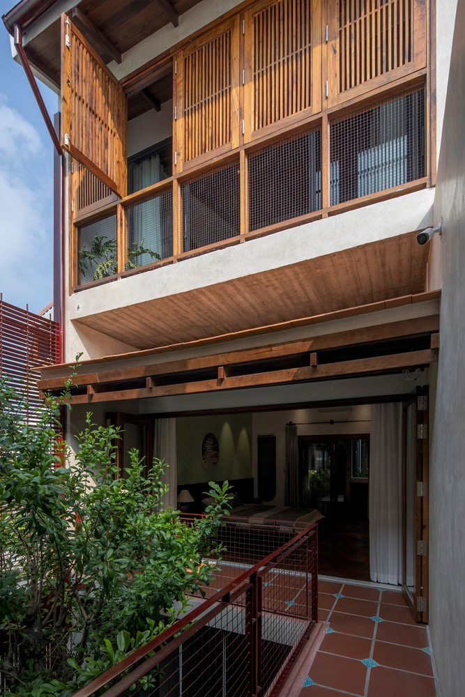 Sự phát triển nhanh chóng của đô thị ngày nay đã khiến các thế hệ sau dần quên đi cội nguồn của mình. Những đứa trẻ sinh ra và lớn lên trong môi trường vật chất đang bị xa lạ với những bản sắc văn hóa đã nuôi dưỡng ông bà, cha mẹ. Ý tưởng thiết kế nhà dựa trên những trăn trở đó.