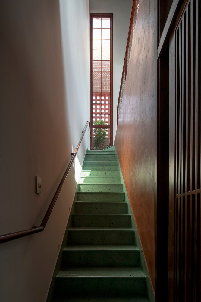 Cầu thang nhỏ có thanh vịn để cha mẹ già và con nhỏ có thể thuận tiện khi đi lại.