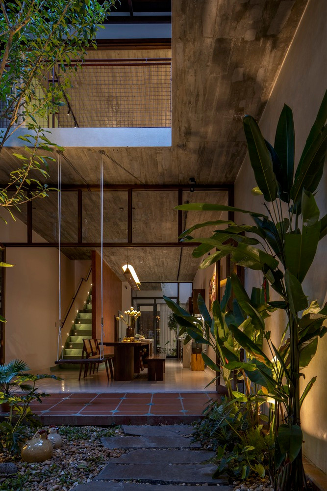 Các yếu tố linh hoạt và cộng đồng trong căn nhà được thể hiện thông qua những khu vườn nằm giữa các không gian, và thông qua mái hiên kéo dài từ trong ra ngoài làm nơi giao lưu với hàng xóm.