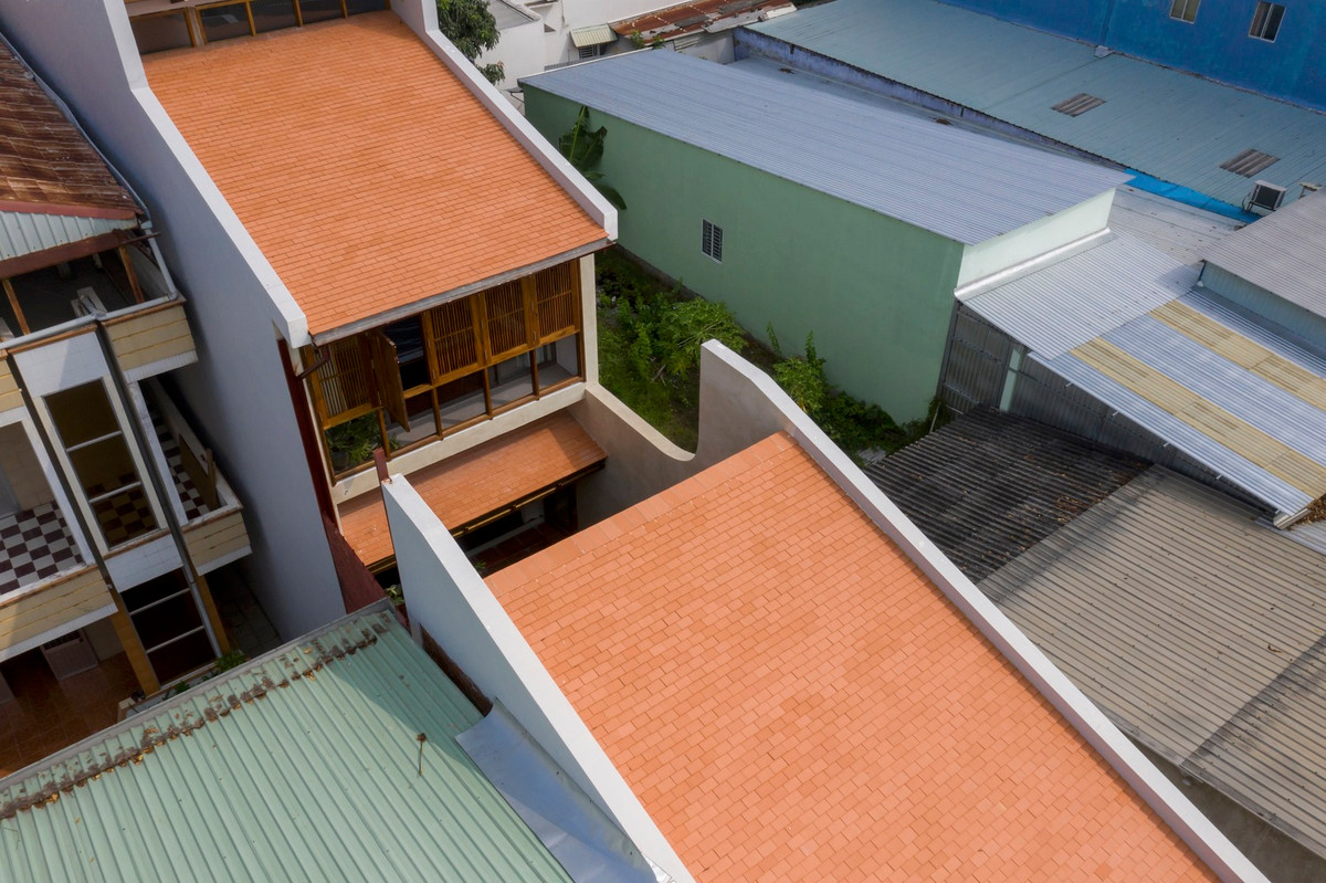 Cấu trúc mái nhà được lát gạch gốm dựa trên vần điệu và nhịp điệu. Do đó, nhìn từ trên cao ngôi nhà nổi bật hơn hẳn so với các ngôi nhà bên cạnh.