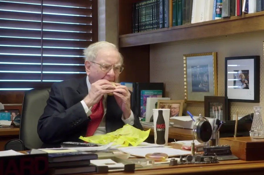 Warren Buffett từng cho biết mình chưa bao giờ chi hơn 4 USD cho bữa sáng. Trên đường đi làm đến văn phòng, ông thường mua bữa sáng từ cửa hàng đồ ăn nhanh McDonald’s. Ảnh: CNBC