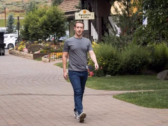 Ngoài ra, Mark chủ yếu mặc áo phông xám, áo hoodie tối màu với quần jeans dù ở công ty, ở nhà hay ra ngoài. Zuckerberg cho rằng đây là cách để đơn giản hóa cuộc sống thay vì diện vest như các doanh nhân thành đạt khác. Ảnh: Getty