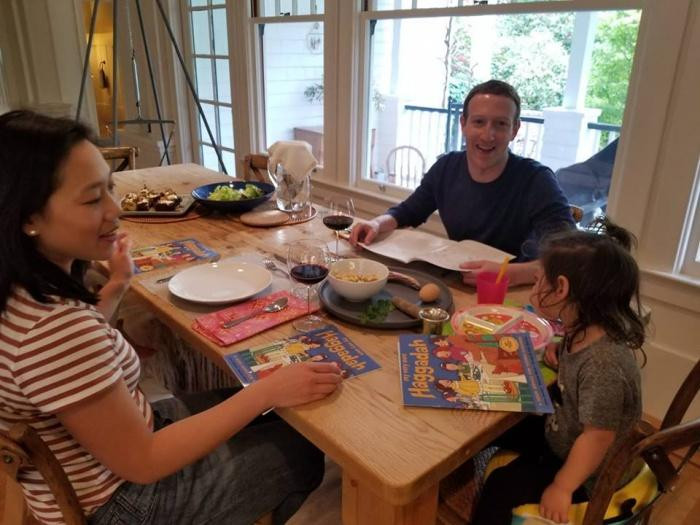 Là tỷ phú công nghệ trẻ tuổi nhưng Mark Zuckerberg lại có lối sống giản dị đến khó tin. Ông chủ Facebook thường xuyên chia sẻ các hình ảnh hạnh phúc bên vợ con vô cùng đời thường. Ảnh: Facebook