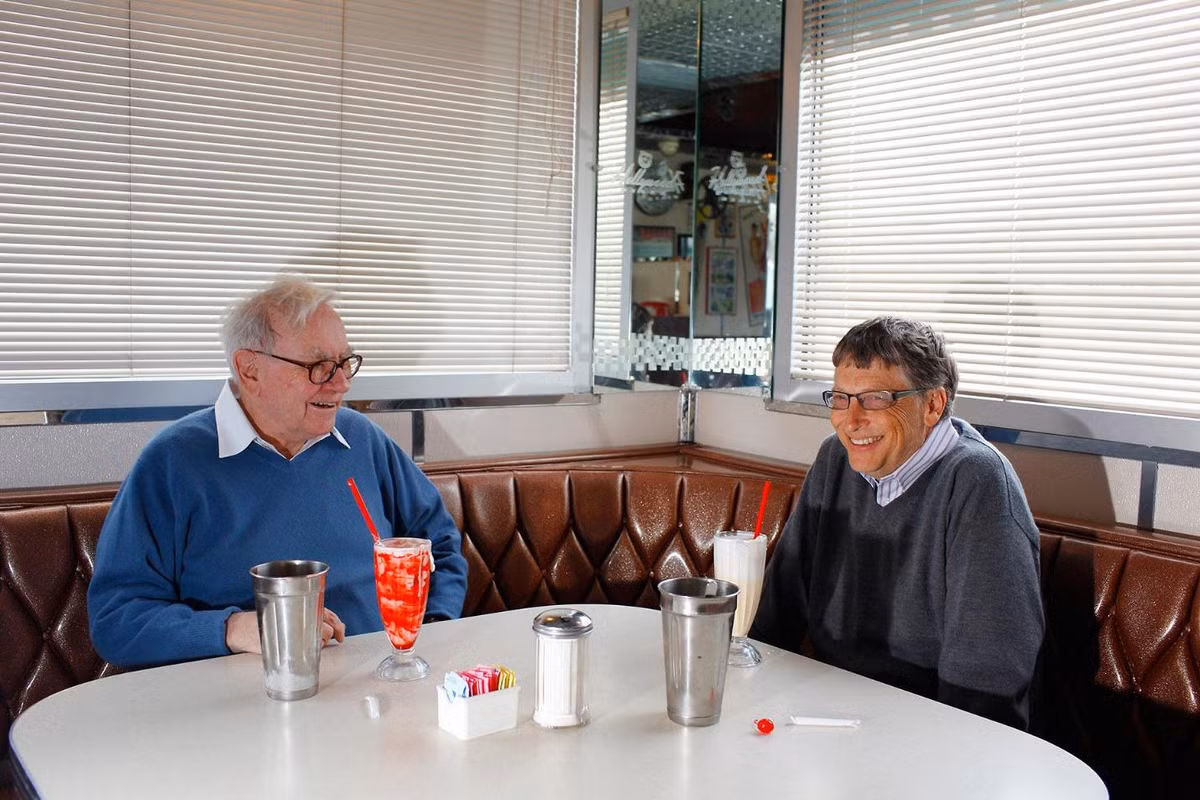 Có thể do lối sống giản dị mà ở Warren Buffett và Bill Gates có nhiều điểm chung đồng thời có mối quan hệ bạn bè thân thiết. Ảnh: TheSun