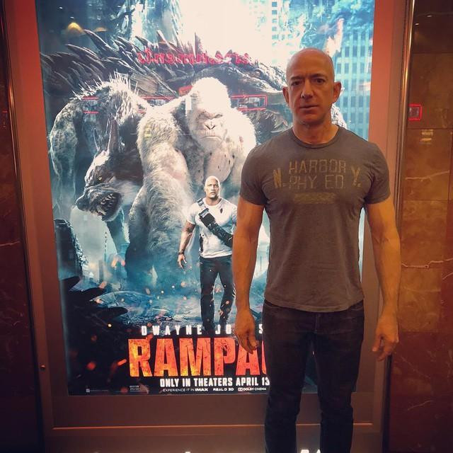 Khi đưa con trai đi xem bộ phim Siêu thú cuồng nộ, tỷ phú Jeff Beros còn tạo dáng giống với vai chính Dwanyne Johnson. Bức ảnh nhanh chóng gây thích thú trên cộng đồng mạng. Ảnh: CNBC