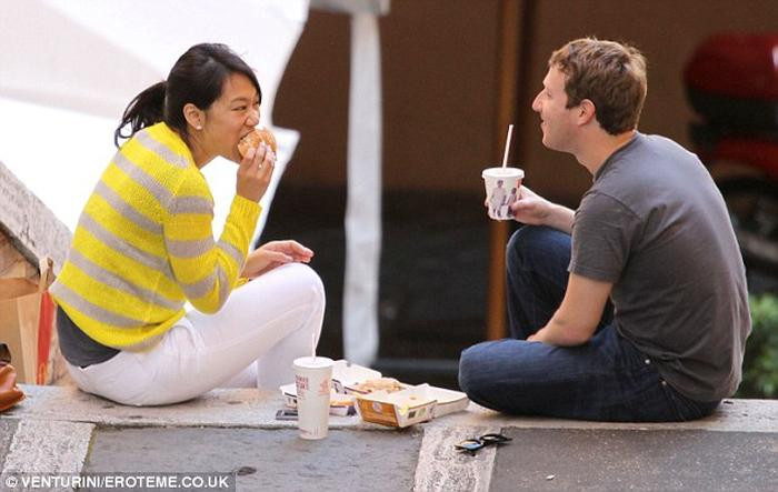 Mark Zuckerberg còn khá yêu thích các loại đồ ăn nhanh. Bức ảnh anh cùng vợ thưởng thức hamburger ngoài trời một cách khá bình dân. Ảnh: Getty