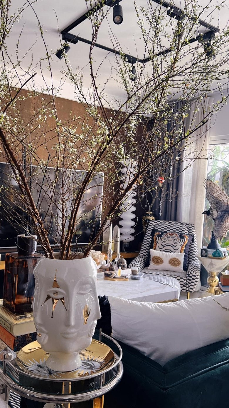 Cành tuyết mai cắm hiện đại nhưng không làm mất đi vẻ cổ điển mang hướng Châu Âu của căn hộ.