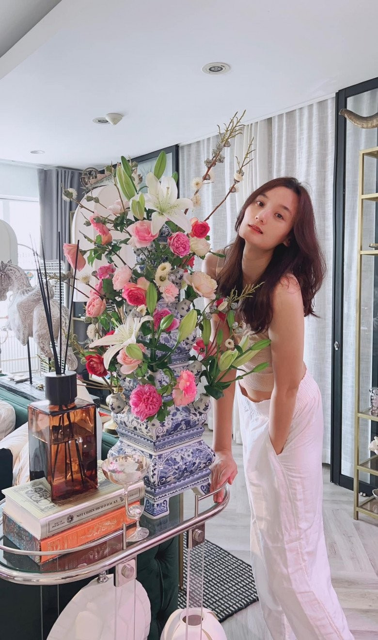 Bình hoa độc đáo mang về từ Châu Âu giúp đặt giữa phòng khách giúp ngôi nhà đẹp sang chảnh hơn.