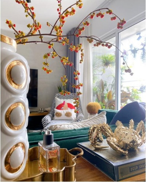 Thi thoảng, vợ chồng Lê Thuý đổi sang xu hướng cắm cành.