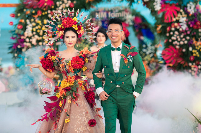 Kỷ niệm 8 năm ngày cầu hôn, đại gia Minh Nhựa tổ chức buổi lễ bên bờ biển. Trong buổi lễ này, Mina Phạm nhận được nhiều món quà từ chồng, trong đó có một chiếc túi Hermes phiên bản giới hạn. Ảnh: Ngoisao