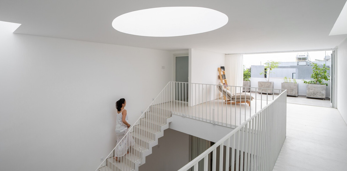 Ngôi nhà được xây dựng với 2 chức năng chính: khu vực kinh doanh spa ở tầng 1, một phần tầng lửng và không gian ở tại các tầng còn lại dành cho gia đình trẻ 4 người.