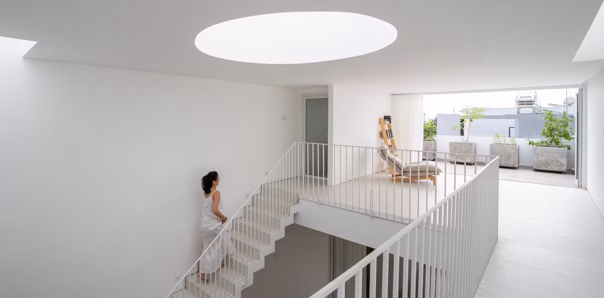 Ngôi nhà được xây dựng với 2 chức năng chính: khu vực kinh doanh spa ở tầng 1, một phần tầng lửng và không gian ở tại các tầng còn lại dành cho gia đình trẻ 4 người.