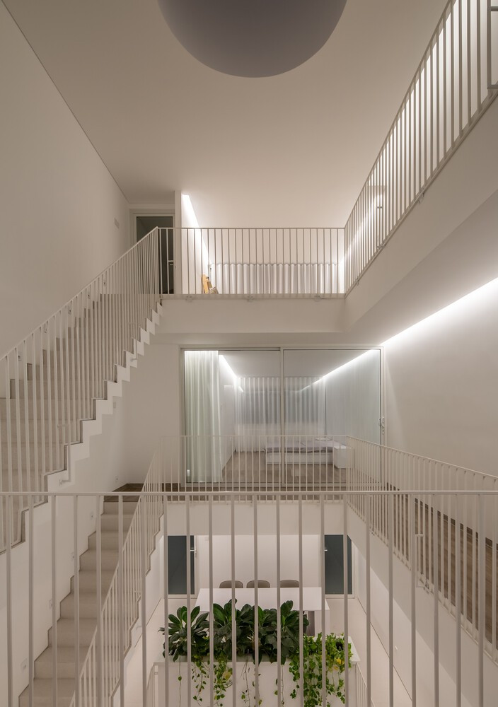 Ánh sáng trên mái tạo nên những đoạn đường thay đổi sống động cùng không gian và thời gian.