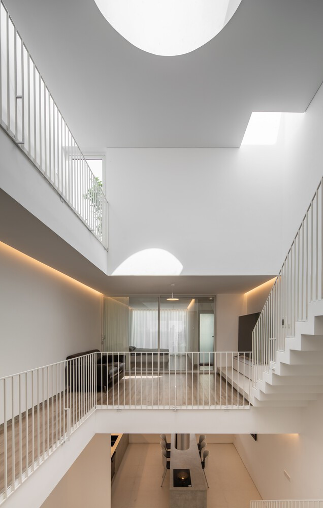 Gia chủ là người cởi mở, không yêu cầu tính riêng tư nên nhóm kiến trúc sư đề xuất thiết kế không gian mở liên tục cho ngôi nhà ống.