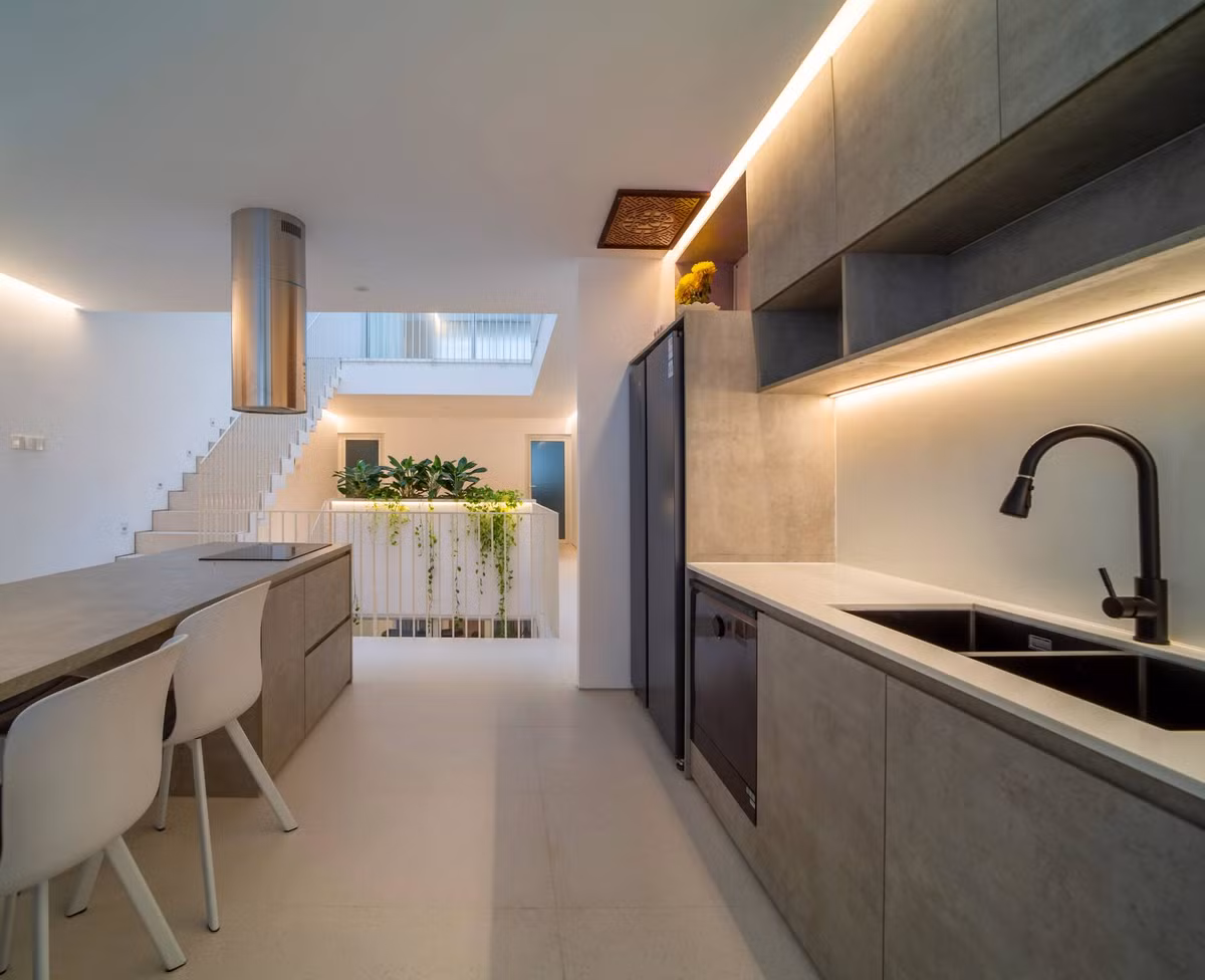 Khu vực bếp, bàn ăn nằm ở tầng lửng.