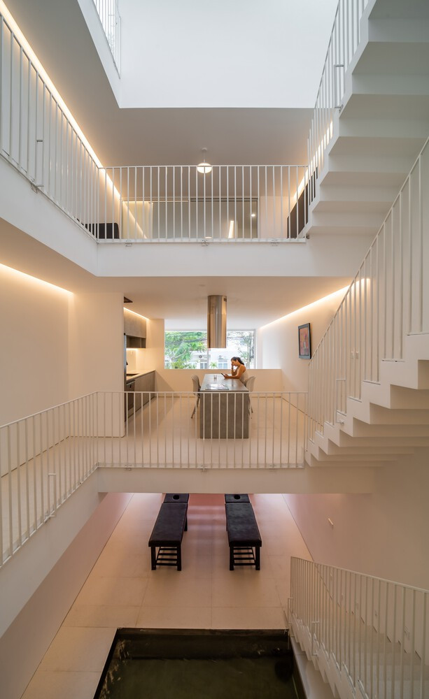 Theo đó, chức năng kinh doanh và ở được phân chia theo chiều đứng và kết nối với nhau thông qua giếng trời và khoảng thông tầng ở tầng lửng.