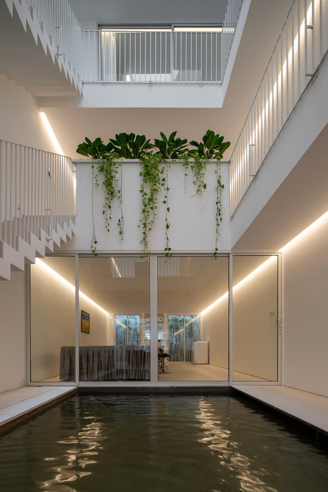 Giao thông vòng quanh giếng trời theo chiều đứng kết nối với các không gian khác qua các khoảng đệm là hành lang và các khoảng mở liên tục.