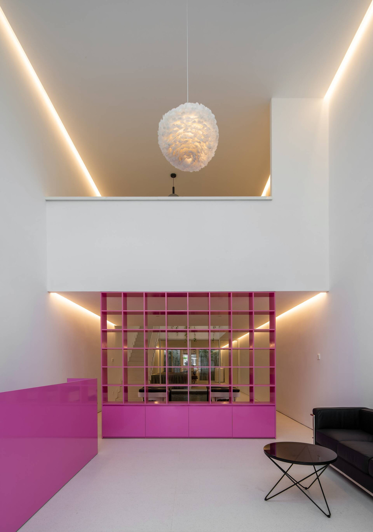 Các khu vực chức năng làm việc và sinh hoạt được phân tách theo các tầng và được kết nối bằng giếng trời. Khu vực kinh doanh làm spa nằm tại tầng 1 của ngôi nhà.