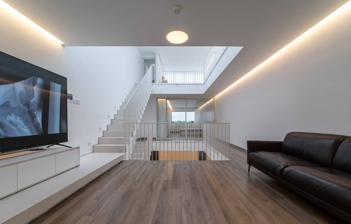 Tầng 2 gồm phòng khách và phòng ngủ.