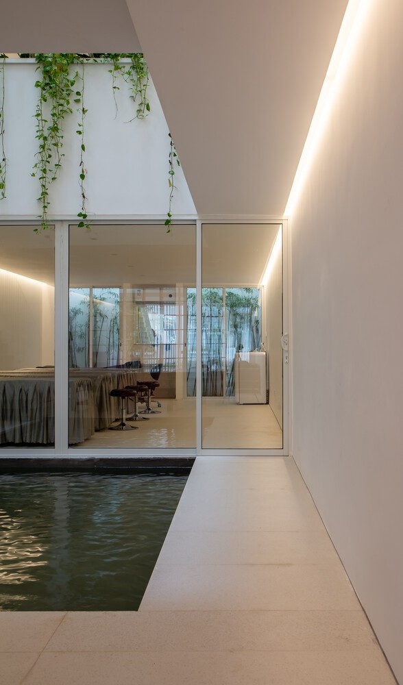 Hồ nước và giếng trời trở thành điểm nhấn của căn nhà.