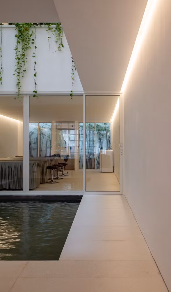 Hồ nước và giếng trời trở thành điểm nhấn của căn nhà.