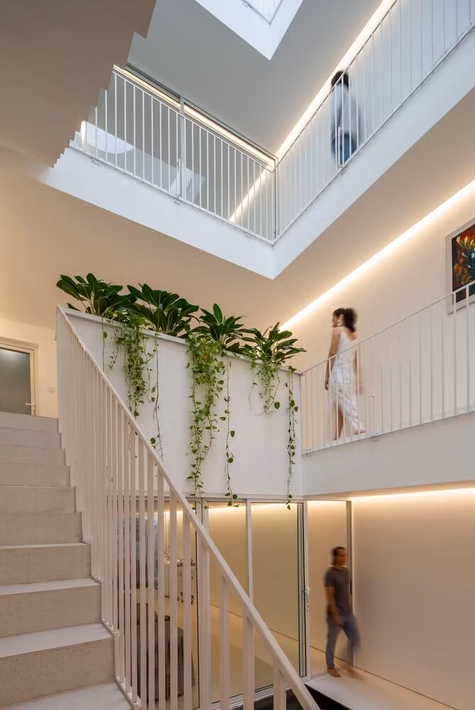 Ý tưởng thiết kế là tạo ra một con đường cho phép gia chủ đi dạo từ không gian này sang không gian khác, di chuyển lên, xuống và xung quanh giếng trời.