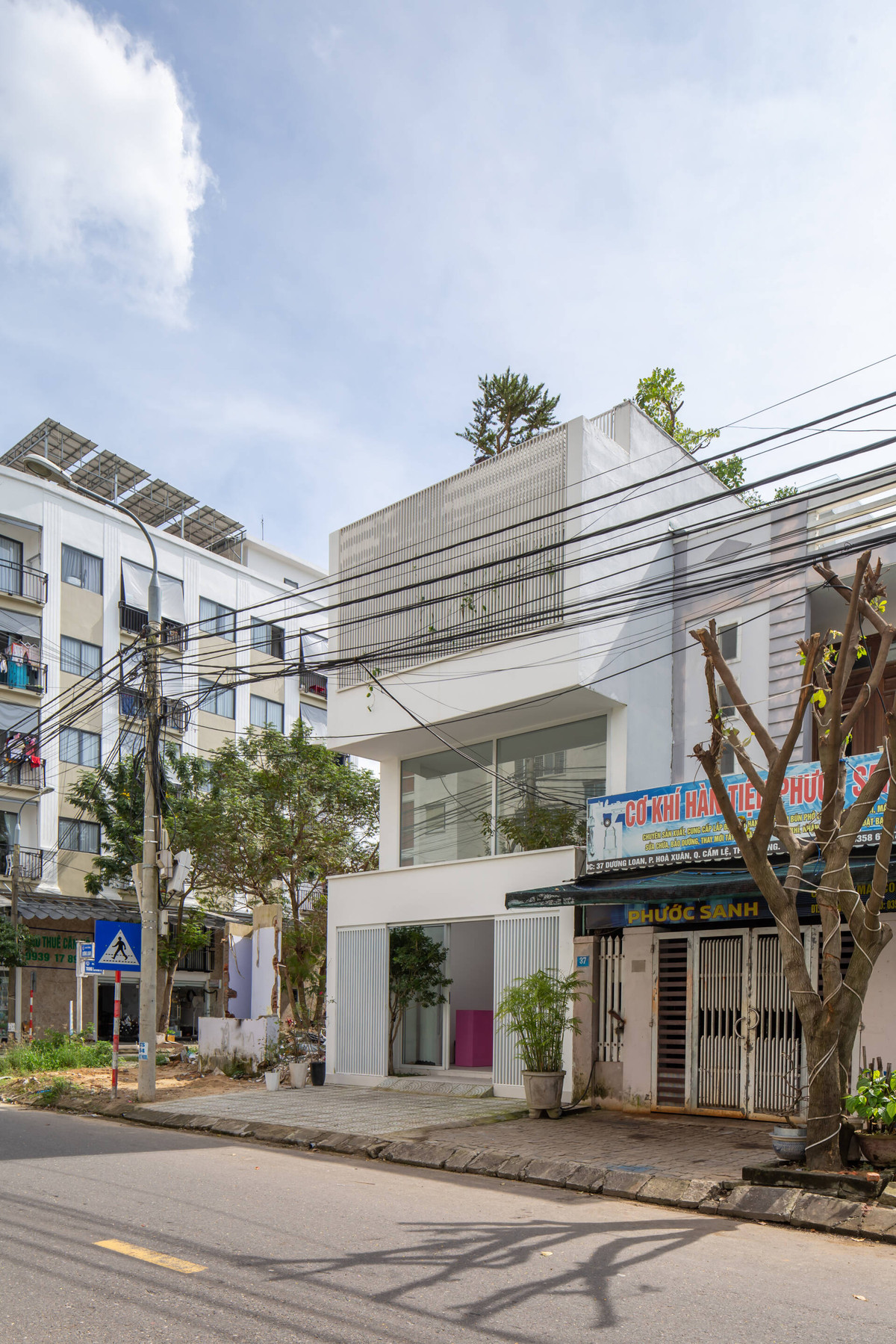 Nhà Thong Dong là ngôi nhà nằm trong khu dân cư đông đúc của thành phố Đà Nẵng. Công trình thiết kế dựa trên ý tưởng về một “không gian giao thông” theo chiều đứng làm chậm lại bước chân như một người nhàn rỗi thong dong lang thang qua các con phố.