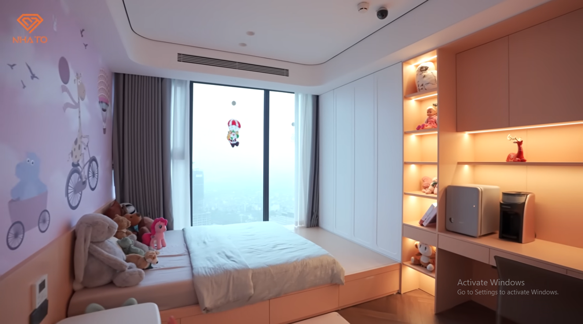 Do diện tích rộng nên căn hộ có tới 5 phòng ngủ. Trong ảnh là phòng ngủ dành cho một bé gái vô cùng xinh xắn.