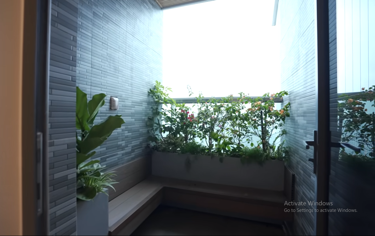  Căn nhà có 2 ban công, một ban công được thiết kế đẹp mắt tràn ngập cây xanh làm nơi thư giãn.