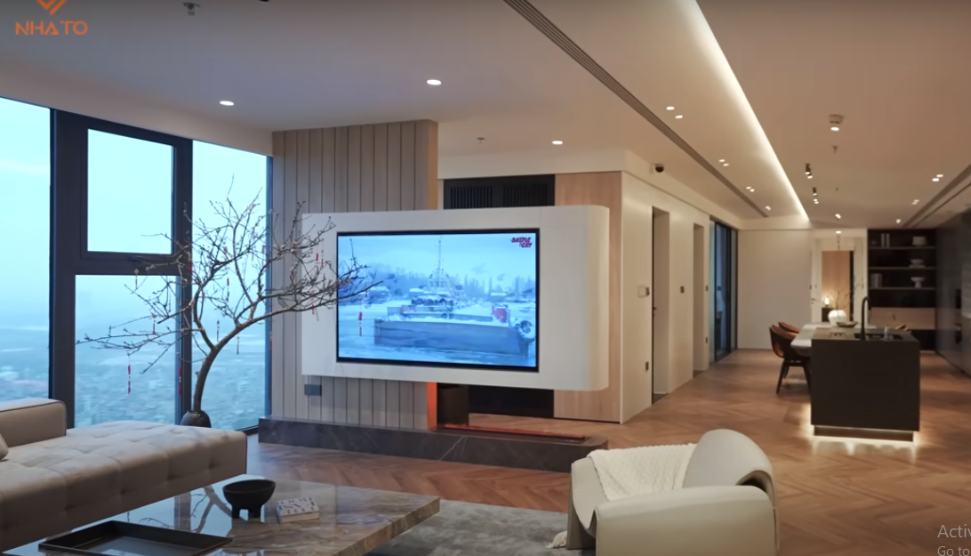 Mới đây, kênh YouTube NhaTO giới thiệu một căn hộ vô cùng độc đáo khi phá vỡ kết cấu thông thường với diện tích gần 250m2, trong đó 36m chiều dài.