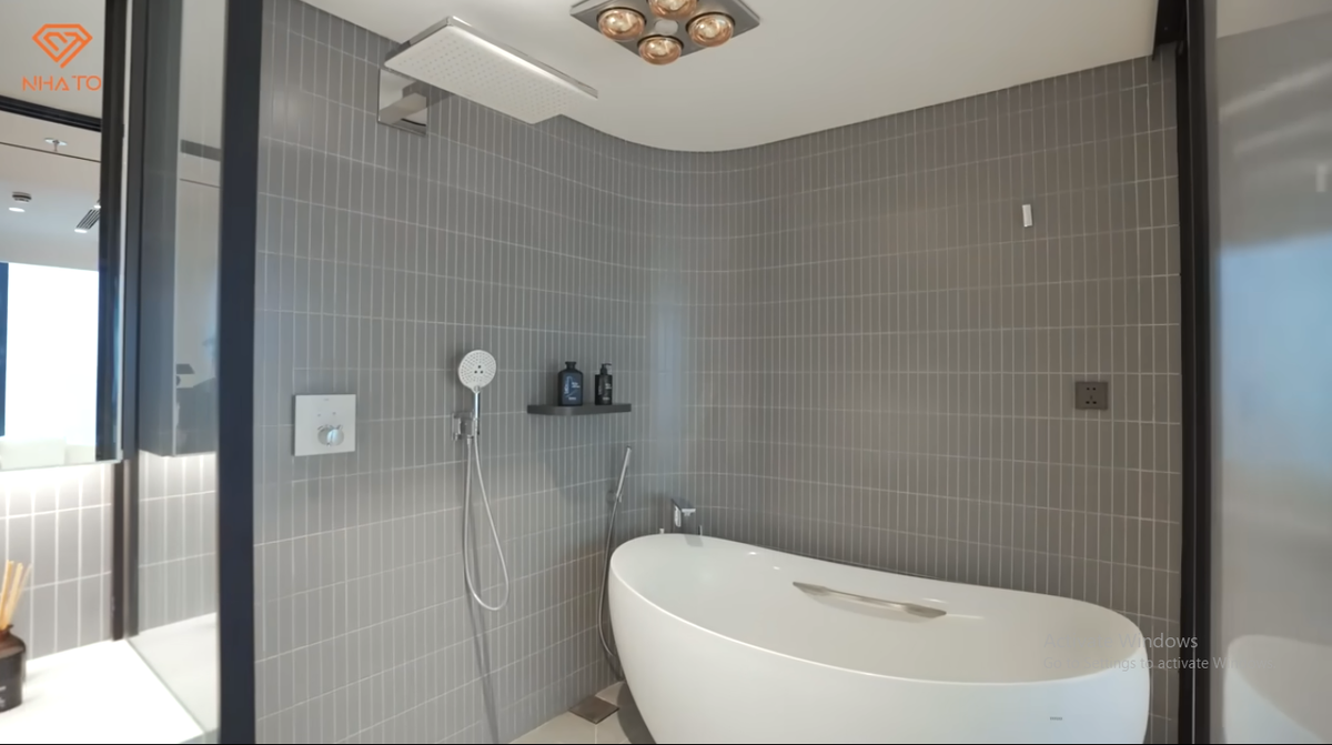 Phòng tắm trang bị nội thất hiện đại chẳng kém khách sạn 5 sao. Nguồn ảnh: Chụp màn hình NhaTO