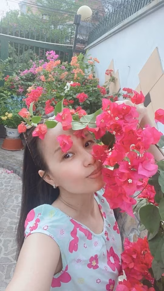 Hoa trong vườn nhà Cẩm Ly lúc nào cũng rực rỡ.